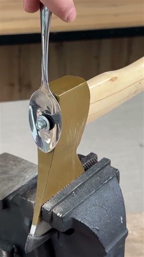 the process of attaching an axe handle using a spoon #axe #handle #spoon #popular #shorts