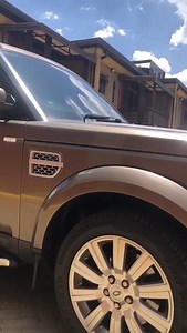 Land Rover Discovery 4 HSE is the top-of-the-line trim level with a host of features that make it a luxurious and capable off-road SUV. #discovery4hse #landroverdiscovery4 | Executive Super Rides Ltd