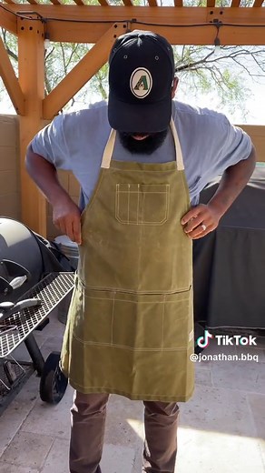 A few different ways to tie an apron! Also, this is a reminder that aprons are a great gift for the foodie/chef in your life. I’m rocking the Flint and Tinder waxed apron by Huckberry! 👨🏾‍🍳🔪🍽️ #apron #foodie #chef #cookoutculture