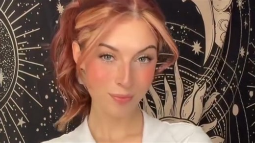 小姐姐展示腹肌