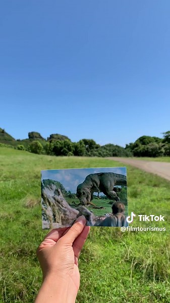 “Jurassic Park” was released 30 years ago today! ❤️🦖 I still remember how fascinated and overwhelmed I was when I watched it as a teenager. This movie sparked my love for movies to this day! 🦕 I took the following pictures at Kualoa Ranch in Oahu which was used as a filming location. 💚 When and at what age have you watched “Jurassic Park” and how did it influence you? #jurassicpark #hawaii #jeepwrangler #kualoaranch #johnhammond #filmlocation #movielocation #setjetting #filmtourism #filmtouri
