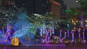 Watch the colorful display of lights and familiar Filipino Christmas carols take over Ayala Triangle Gardens on Kaleidoscope of Sight, Sound and Light's first medley entitled “Paskong Pinoy” with musical arrangement by Arvy Dimaculangan, featuring Kumukutitap by Ryan Cayabyab, Mano Po Ninong, Mano Po Ninang, and Kampana ng Simbahan. 🎄🎅🏼🎉 Catch “Christmas Nights with Countless Lights” Festival of Lights at Ayala Triangle Gardens from 7PM to 10PM daily every 30 minutes until January 14, 2024! 