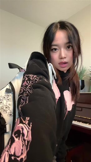 Stylish Hoodie Outfits for Women in Streetwear