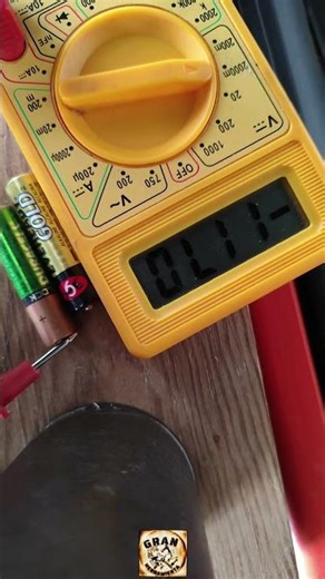 How to measure the remaining charge level of a battery with a multimeter, easily and quickly.