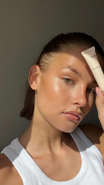 CAIA Cosmetics on Instagram: "Beach Lip Oil ✨曆 Achieve a glossy pout that’s perfect for the beach, while keeping your lips safe with SPF 30! Pair it with your favorite lip pencil for that extra pop of color! "