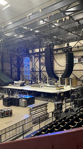 Start to finish. #gretavanfleet #gretavanfleettok #dreamsingold #concert #stardustchords