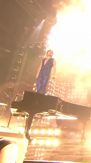 Benson Boone backflipped off a grand piano during his iconic performance of “Beautiful Things” at the Video Music Awards last night. 💥 | Warner Records