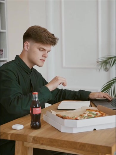 Avant, je conservais tout dans du plastique ou du film fraîcheur… Résultat : mes fruits devenaient mous, mes plats perdaient leur goût et je finissais toujours par jeter. Depuis que j’utilise Boco, je scelle mes bocaux sous vide en quelques secondes, et tout reste frais, croquant et savoureux jusqu’à 5x plus longtemps. C’est simple, rapide, et je n’ai presque plus de gaspillage. 💚 Un vrai petit geste qui change tout dans la cuisine ! | Boco