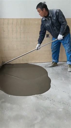 Self-leveling compound is a very convenient material for floor leveling.