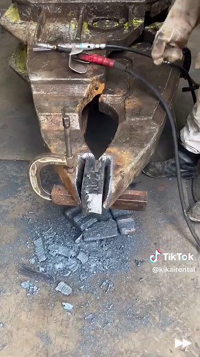 0.7m3自動車解体機の肉盛り修理方法