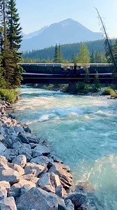 We are often asked "which side of the train is best to sit on?" As our train does travel over rivers and bridges throughout the journey, both sides are advantageous. You will have spectacular views from all our seats onboard. We are unable to let guests reserve specific seats. This ensures that groups are kept together and and guests with mobility needs are taken care of. 📷: ic_explorer on Instagram 🚂: First Passage to the West | Rocky Mountaineer