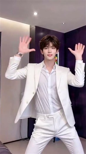 Black vs White suit charisma! 🤍🖤 純白溫柔王子與全黑禁慾財閥高能對位，絲滑手勢舞與眼神殺讓人心動超載！