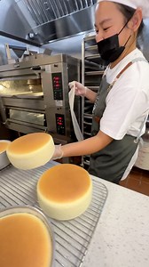 CHEESECAKE ASMR😮‍💨🍰 Freshly made every hour @ Sweet Garden Cheesecake in Las Vegas #cheesecake #dessert #asmr #cake | Jayteetakesabite