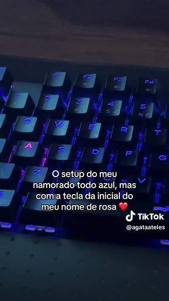 Setup Gamer Azul com Tecla Rosa - Mesa Personalizada
