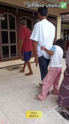 Ber silaturahmi di hari Lebaran ke rumah Pakdenya