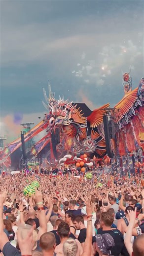 When even a helicopter joins the crowd 😳 #defqon1