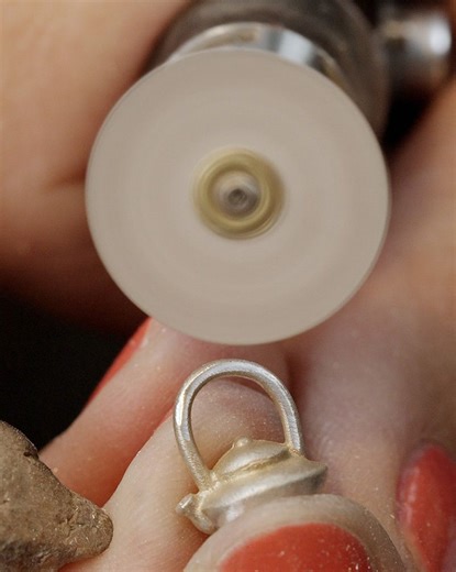 Se os lave kuglen Tetid 🍵 Køb Tetid-kuglen her: https://www.trollbeads.dk/collections/hygge | Trollbeads (Troldekugler)