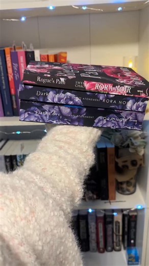 Enter here! 💗📖✨🎀🖤 🌹follow @darklightsistersthatwrite 🎀follow me @reading.rosy 🌹tag friends in the comments -unlimited entries 🎀share to stories and tag us 🌹repost, like and save 🥀 📖 About the book: Rogue The Children of Chaos Motorcycle Club is my life. Riding the road is the one place I feel truly alive. But there’s a drug dealer who moved into town and started targeting kids. Together, my brothers and I are working to exterminate the problem. If it comes to an all-out war, we won’t 