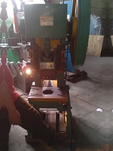 Mesin pon besi (sering disebut die cutting machine atau mesin press) berfungsi utama memotong, melubangi, atau membentuk berbagai jenis bahan (kertas, kardus, kulit, karet, spon, mika, plastik) sesuai pola pisau pon yang digunakan. Alat ini sangat krusial dalam percetakan, pengemasan, dan industri kerajinan tangan untuk hasil yang presisi dan seragam. AKS IMPORTIR & SHOWROOM Aneka Mesin Industri, UMKM & Alat Berat Pusat Partai Grosir & Gallery Sparepart • Workshop • Sales • Konsultan • Service ✨