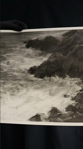 Disegno a carboncino che raffigura un paesaggio marino con le onde che si infrangono sulle rocce.