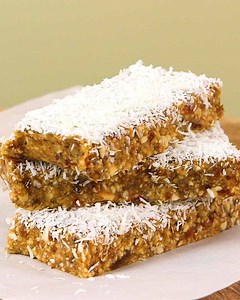 No-Bake Lemon-Chia Bars: It’s time to put down the store-bought granola bars. GET THE RECIPE: http://trib.al/MDb3F94 | Well Done by MyRecipes