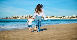 Mutter fährt mit Tochter während Schulzeit in die Ferien