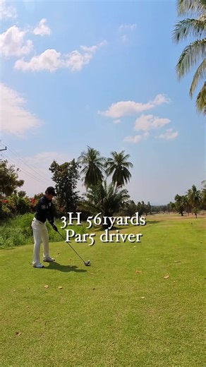 2オン狙うかどうか迷いました。みなさんならどうしますか？ 3H 561yards Par5 ⛳️Mountain Shadow Golf Club 📍エリア・チョンブリー バンコクからチョンブリ方面に1時間強、シラチャーから約20分の場所にある18ホールのゴルフ場。 ドライビングレンジ・なし パッティンググリーン・あり 💳プレー料金（2月） グリーンフィー・600B カート・500B キャディ・400B（チップ） 📄予約サイトはGo Golf さんを使わせてもらいました！ 日本語対応でLINEで予約できるのでとても簡単です。タイでゴルフしたい方は是非🇹🇭 ・ーーーーーーーーーーーーーーーーーーーーー・ I was debating whether to go for it in two. What would you do? Hole 3 – 561 yards / Par 5 ⛳️Mountain Shadow Golf Club 📍Location – Chonburi Area This 18-hole golf course is located a little 