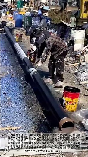鋼管に防食テープをらせん状に巻くパイプライン保護作業