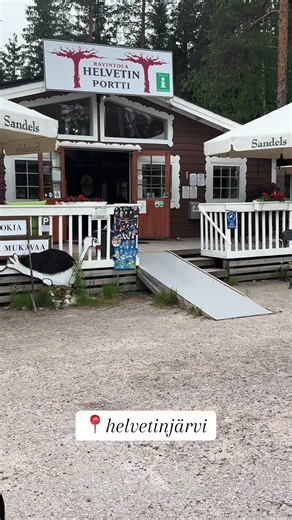 📍Helvetinjärven kansallispuisto Kiva päiväretki mahtavissa maisemissa Helvetinjärvellä. Me valittiin helvetistä itään - reitti, joka oli n.3,9km pitkä. Reitin jälkeen poikettiin tietysti syömässä Ravintola Helvetin Portilla. Karju burgerit ja karvaiselle kaverille oli myös oma annos, Helvetin herkku. Kannattaa poiketa! #helvetinjärvenkansallispuisto #helvetinjärvi #ravintolahelvetinportti #helvetistäitään #ruovesi #suomi #finland🇫🇮 @Mika Ahonen 🇫🇮🇪🇺