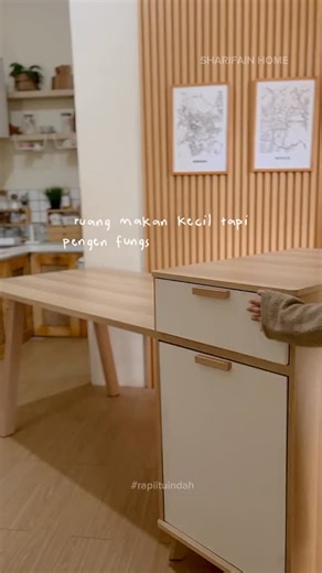 Sharifain Home on Instagram: "Lagi cari meja makan yang fungsional tapi tetap estetik? Aku rekomendasikan pakai meja makan dari Pira 🤍 Yang aku suka, desainnya compact tapi tetap luas, ada tempat penyimpanan, top table PVC yang mudah dibersihkan, plus ada colokan listrik juga… jadi makin praktis kalau mau pasang dispenser, coffee maker, atau charger gadget di area makan. Beneran deh ini tipe furniture yang bukan cuma cantik dilihat, tapi juga kepake banget di kehidupan sehari-hari ✨ ✨ Khusus fo