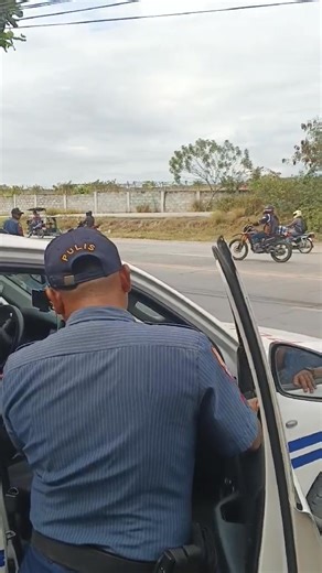 𝗢𝗽𝗹𝗮𝗻 𝗕𝗮𝗻𝗱𝗶𝗹𝗹𝗼 𝗣𝗮𝗮𝗹𝗮𝗹𝗮 𝘀𝗮 𝗥𝗔𝟭𝟬𝟬𝟱𝟰 𝗼 𝗠𝗼𝘁𝗼𝗿𝗰𝘆𝗹𝗲 𝗛𝗲𝗹𝗺𝗲𝘁 𝗼𝗳 𝟮𝟬𝟬𝟵 Personnel of this station, PSSg Harold John D. Galoyo, Chief CAD PNCO, under the supervision of PMAJ ARI NOEL H CARDOS, Station Commander, PS7, conducted Oplan Bandillo through the dissemination of Paalala sa RA 10054 or Motorcycle Helmet Act of 2009 while conducting a random checkpoint at Crossing San Jose, Barangay Fatima, General Santos City. This activity aims to remind and educate