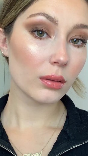 how to get your lips to look more plump and shiny 💋 #makeuptutorial #makeuphacks #lipstick