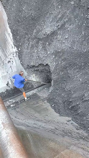 Miningsolution on Instagram: "Ever wondered where the backbone of construction comes from? Let's talk Aggregates & Equipment! 🏗️ Sand and gravel (aggregates) are the unsung heroes of our built environment. But where do they come from? The Source: They are primarily sourced from: 🏔️ Pits: Deposits of sand and gravel from ancient rivers and glaciers. ⛰️ Quarries: Where solid rock (like limestone, granite) is drilled, blasted, and crushed into various sizes. 🌊 Marine Dredging: Sand is dredged fr