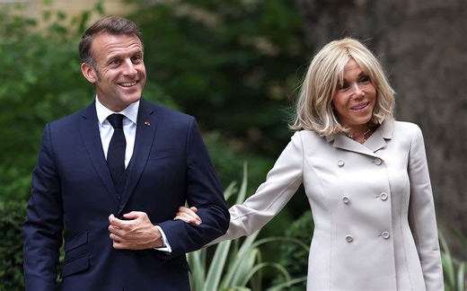 Brigitte Macron contro influencer Owens: first lady presenterà prove di essere nata donna