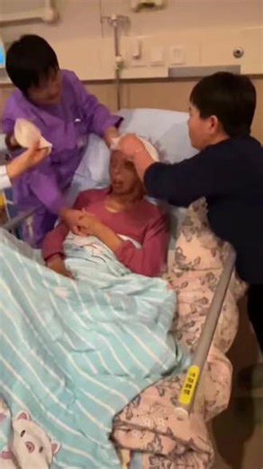 #医院发疯日常 #哪有不疯的 经历了自己拔胃管，picc两天换三次的壮举后老马同志在补完颅骨三天后又把纱布揪了下来🙃在护士小姐姐手忙脚乱的给包好后老马同志又心平气和的拿起了他的大哥大📱🤣🤣