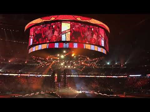 Luke combs chugs a beer and sings Brooks & Dunn song at the Houston Rodeo 2019