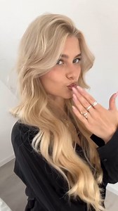 12K views · 77 reactions | Your confident hair routine 懶 Achieve instant volume, transformative length, and effortless bouncy curls. @angelsign_ wears our Deluxe 20" Clip ins in the shade Sandy Blonde. Shop the range at foxylocks.com | Official Foxy Locks Extensions | Facebook