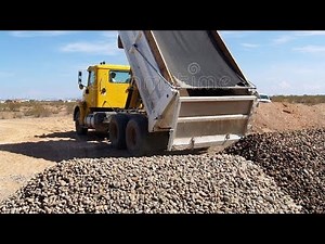 Livraison de Gravier au Chantier – Le Camion Benne Décharge !