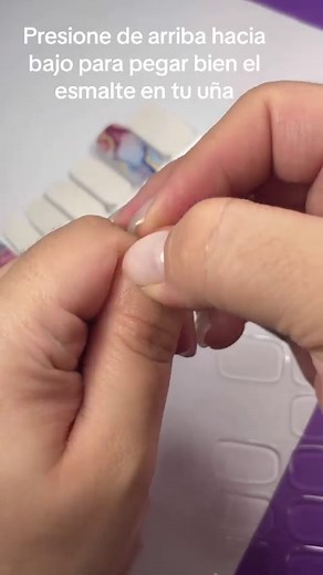 Con nuestros semi-gel cured transparentes podés utilizarlos encima de cualquier esmalte en seco normal y agregarle un acabado brillante y duradero en pocos minutos. Hacemos envíos a todo el país. WhatsApp 8729-9450 #cranberrynw #nailwraps #stickers #esmalteenseco #gel #uvlampfornails #manicura | Cranberry Nail Wraps