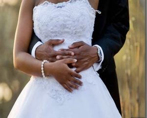 South Sudanese Man Weds Bride After Paying $77,000 Dowry In Cash, 297 Cows And Plots Of Land, Defeating His Competitor Who Offered $25,000, 158 cows - PHOTOS