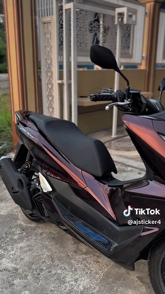 PCX 160 Moonlight Red: Aesthetic Review and Modifications