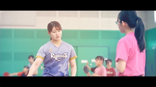 ＼明るい地域の明日へ向かって ~新CMをご紹介~／ こんにちは、中国電力(株)地域共創本部の一宮です。 皆さんは、当社にシンボルスポーツがあることをご存じですか？ 当社は、シンボルスポーツとして、陸上競技、女子卓球、ラグビーに力を入れています。 各部では、アスリートとして競技に取り組むことはもちろん、スポーツを通じて地域を盛り上げていきたいという思いから、地域の子どもたちを対象としたスポーツ教室などを開催しています。 スポーツの持つチカラが、明るい地域の明日につながるように。 そんな思いを込めたCMを制作しました！ 選手の真剣なまなざしと子どもたちの笑顔が印象的なCMをぜひご覧ください(^^)/ ▼YouTubeの当社公式チャンネルもぜひご覧ください。 https://www.youtube.com/channel/UCpmAX0M1qKSglw9k_zyXSfw/playlists #中国電力 | 中国電力グループ