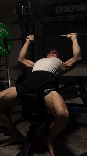 Jorge Brites | Fitness Coach on Instagram: "I shared this on my story a few days ago and didn’t expect the response I got. A bunch of you replied, related to it, and asked follow-up questions. So I wanted to put it here with a little more context. Last week I underperformed on my incline press. And honestly… it happens. You can have a great program, a solid plan, perfect progression laid out, all the “right” variables dialed in… But we’re not robots (yet lol). For me, chest is the one I tend to