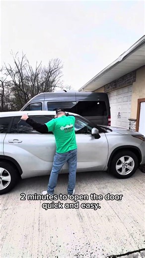 Philadelphia Locksmiths - Unlocking Car