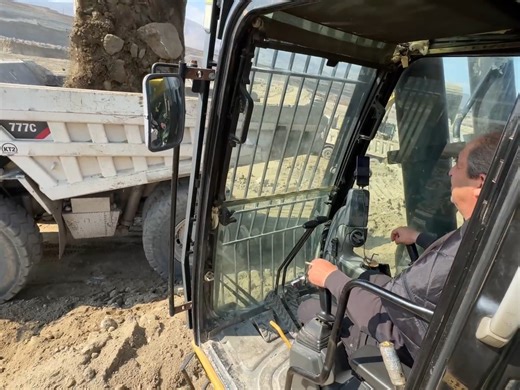 cat 385c挖掘机施工装车