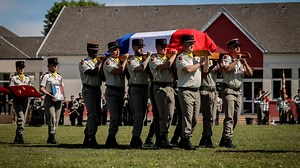 VIDÉO. Le 132e régiment d’infanterie cynotechnique de Suippes pleure la mort d’Anicet Girardin, honoré par la Nation