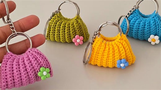 Crochet bag keychain – easy & adorable DIY!