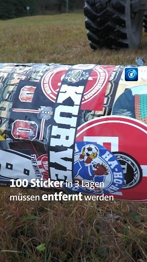 Das Gipfelkreuz der Zugspitze braucht neues Gold. Zunehmend haben Menschen es mit Stickern beklebt. Deshalb muss es restauriert werden. Zu Beginn der Skisaison am 28. November soll es wieder an seinem Platz stehen. | tagesschau