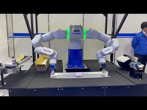 安川電機が「2025国際ロボット展」で披露した、自律双腕ロボットによる梱包のデモンストレーション