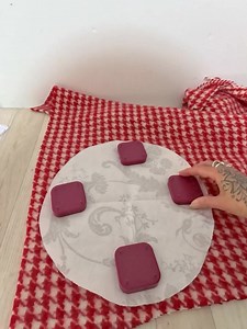 A behind-the-scenes of a new round bag I’ve made, I had leftover houndstooth blanket pieces and repurposed jeans from the Fiain hoodie tunic. Meet Nyth… which means “nest” in Welsh. A cosy home for your treasures! This also has a cute dog appliqué. Both bag and tunic will be released into the world tomorrow. | The Topian Den